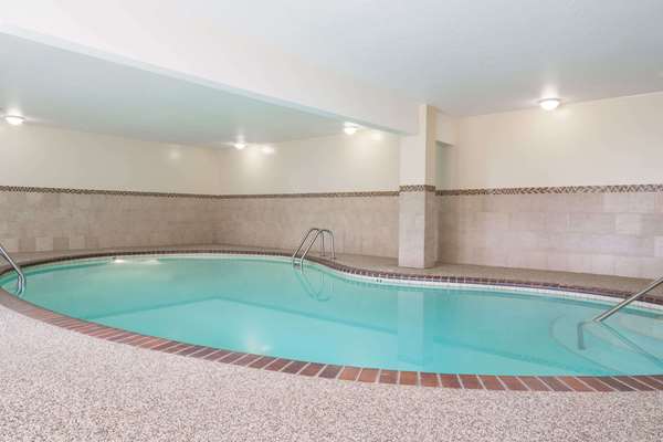 Pool - Days Inn Hutchinson