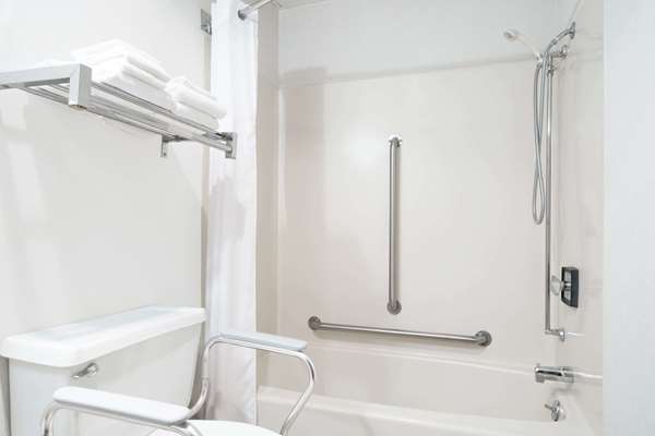  - Days Inn Hutchinson