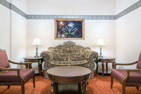  - Days Inn Hutchinson