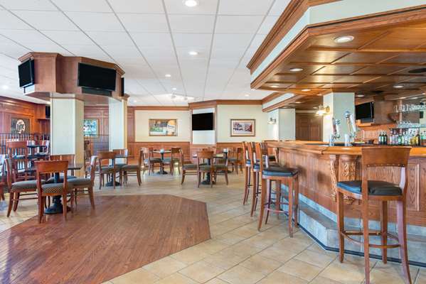 Restaurant - Ramada Hotel Downtown Cumberland