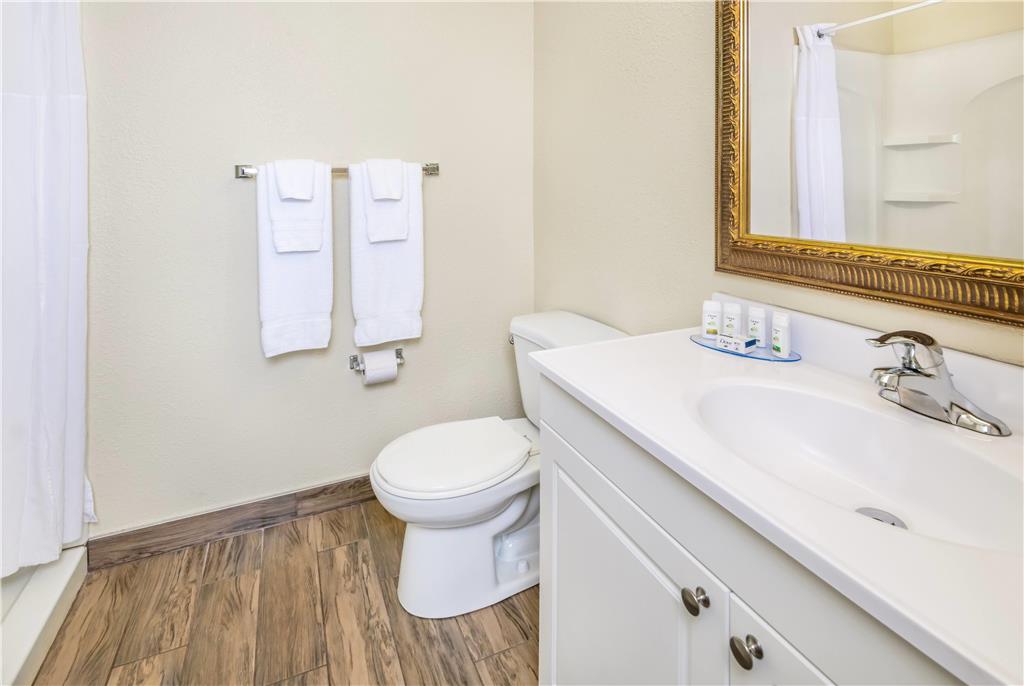 TRAVELODGE BY WYNDHAM GANANOQUE-guestroom-Guest Room,Bathroom,On-Site.jpg