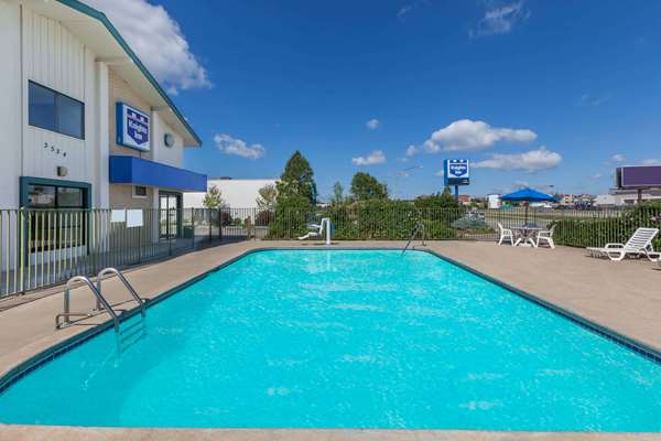 Pool - Knights Inn Grand Rapids