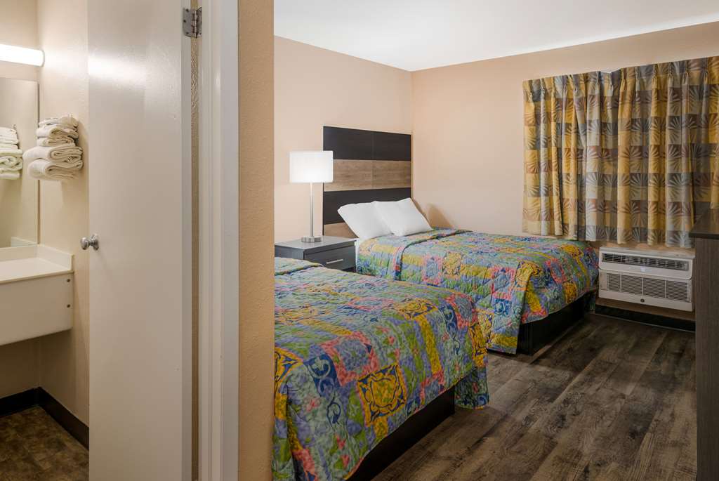 Knights Inn Grand Rapids East-guestroom-Guest Room,On-Site.jpg