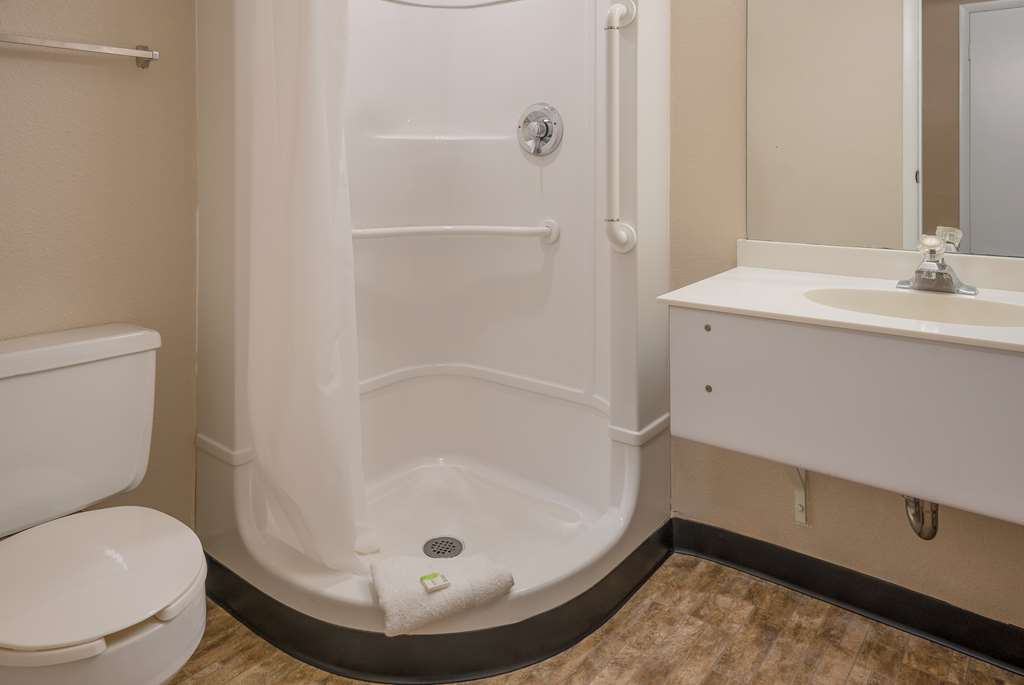 Knights Inn Grand Rapids East-guestroom-Guest Room,Bathroom,On-Site.jpg