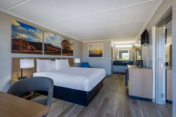 Suite - Days Inn Northwest Fayetteville