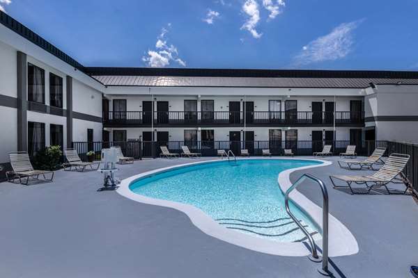 Pool - Days Inn Northwest Fayetteville