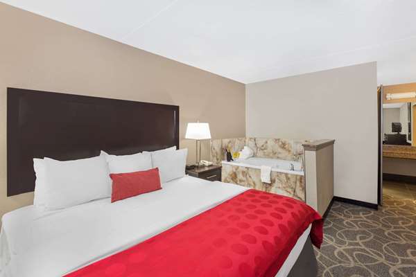 Suite - Ramada Hotel Airport Des Moines