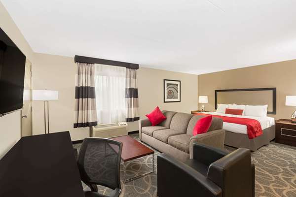 Suite - Ramada Hotel Airport Des Moines