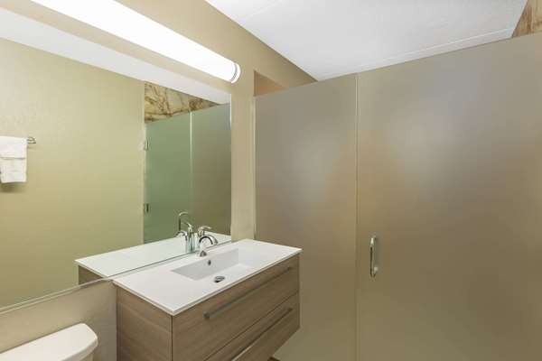 Suite - Ramada Hotel Airport Des Moines