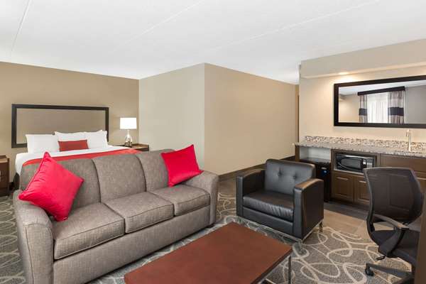 Suite - Ramada Hotel Airport Des Moines