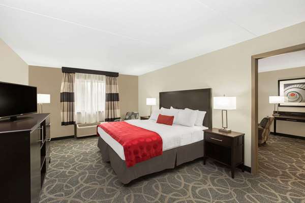 Suite - Ramada Hotel Airport Des Moines