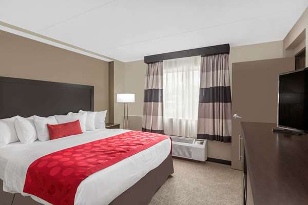 Suite - Ramada Hotel Airport Des Moines