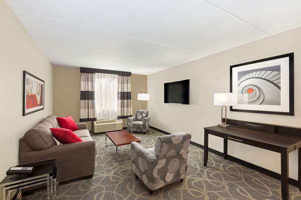 Suite - Ramada Hotel Airport Des Moines