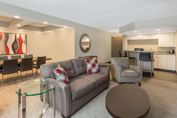 Suite - Ramada Hotel Airport Des Moines