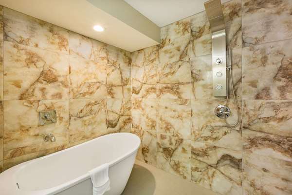 Suite - Ramada Hotel Airport Des Moines