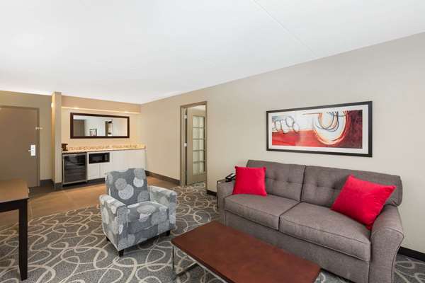 Suite - Ramada Hotel Airport Des Moines