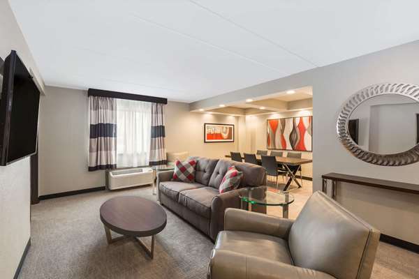 Suite - Ramada Hotel Airport Des Moines