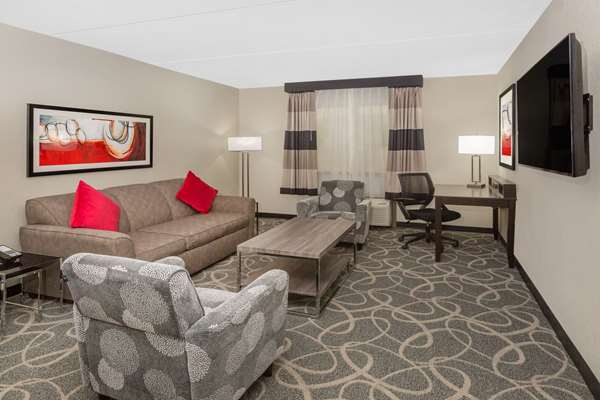 Suite - Ramada Hotel Airport Des Moines