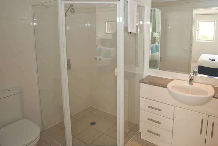 RAMADA RESORT SHOAL BAY-guestroom-Guest Room,Bathroom,On-Site.jpg