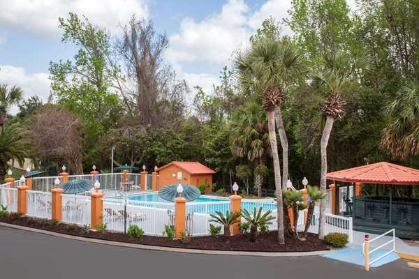 Pool - Baymont Inn & Suites Lake City - I-75, Exit 427