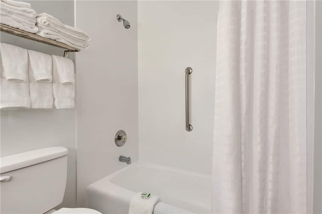 BAYMONT BY WYNDHAM, SALEM ROANOKE A-guestroom-Guest Room,Bathroom,Accessibility,On-Site.jpg