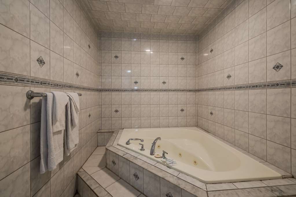 Knights Inn Burlington-guestroom-Guest Room,Bathroom,On-Site.jpg