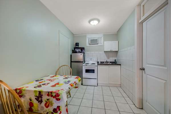 Suite - Knights Inn Burlington