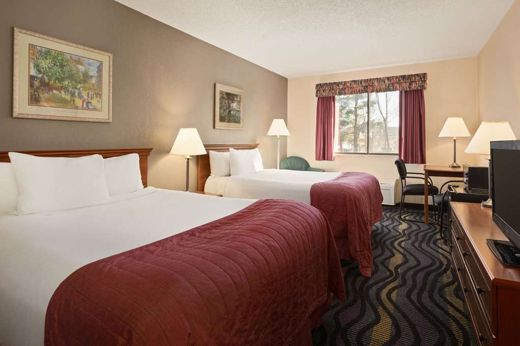BAYMONT BY WYNDHAM LOGAN-guestroom-Guest Room,On-Site.jpg