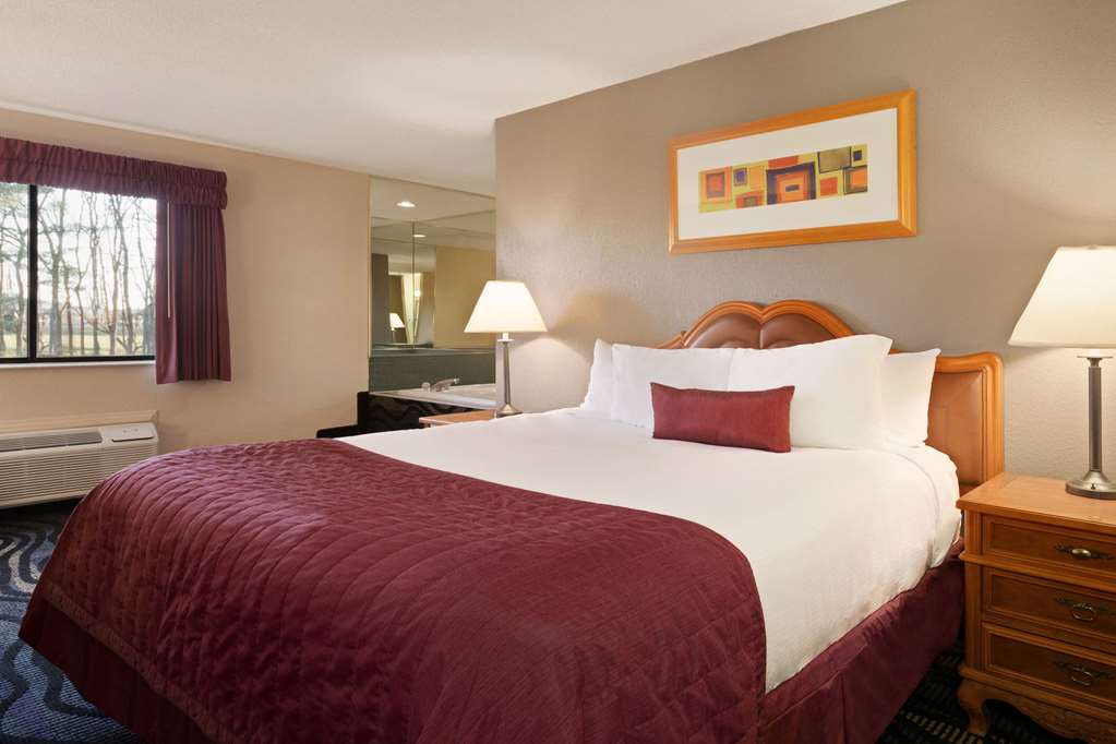 BAYMONT BY WYNDHAM LOGAN-guestroom-Guest Room,Suite,On-Site.jpg