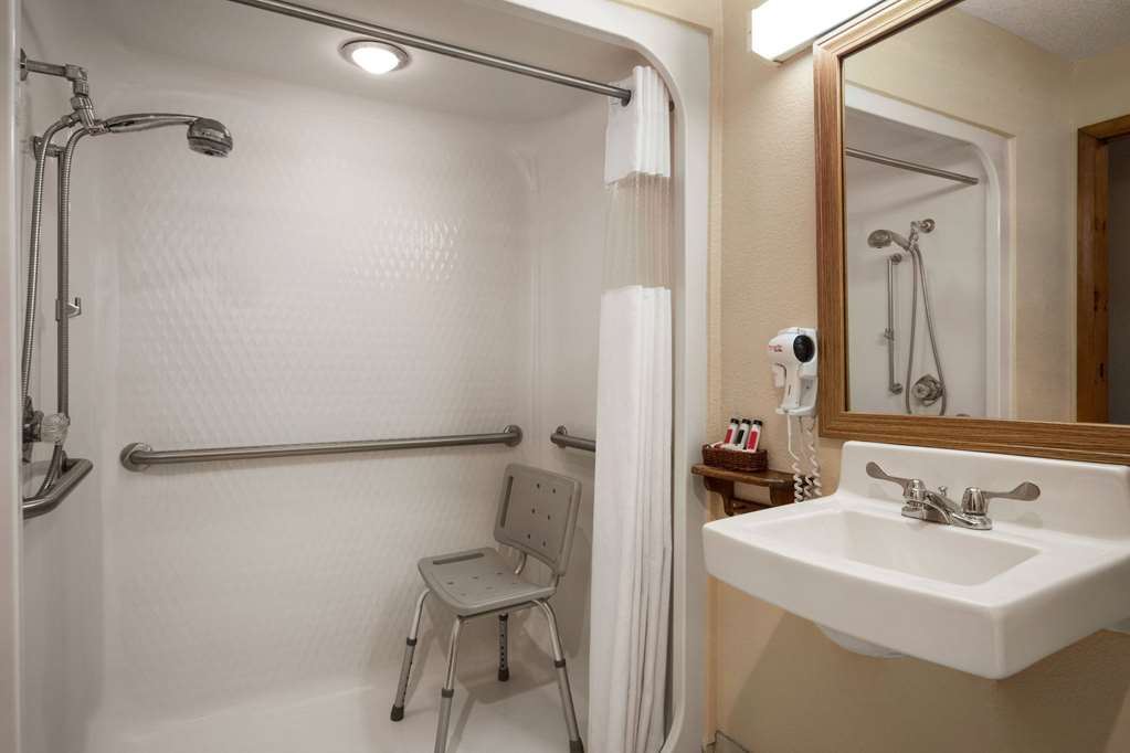 BAYMONT BY WYNDHAM LOGAN-guestroom-Guest Room,Bathroom,Accessibility,On-Site.jpg