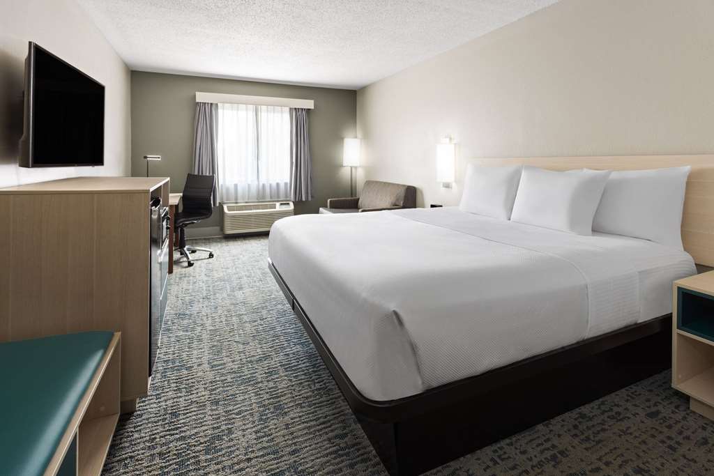 BAYMONT LAGRANGE-guestroom-Guest Room,On-Site.jpg