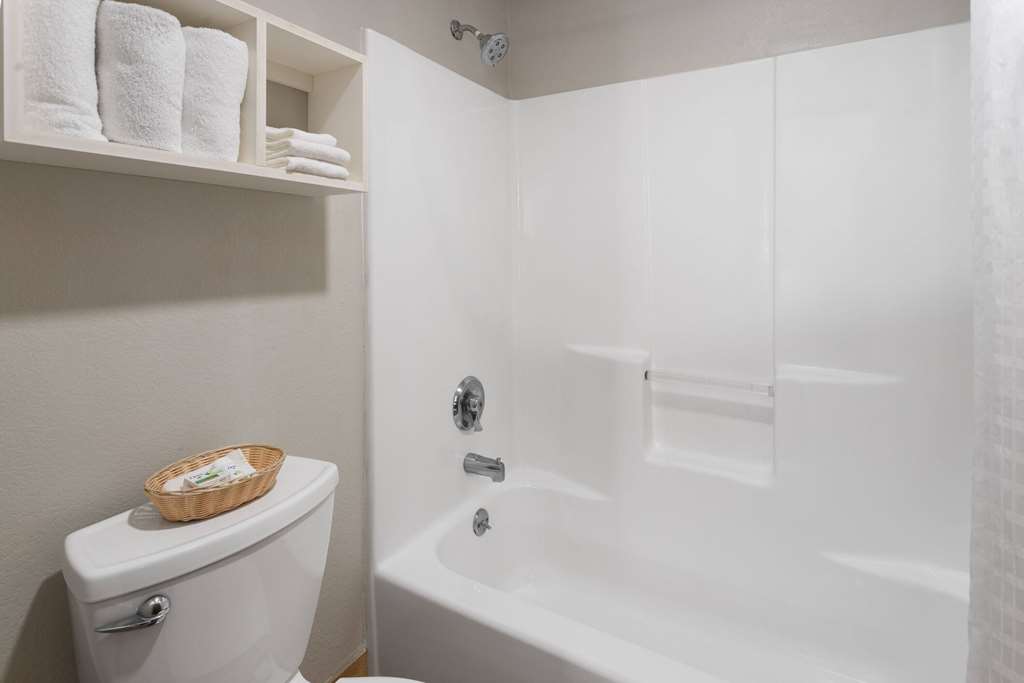 BAYMONT LAGRANGE-guestroom-Guest Room,Bathroom,On-Site.jpg