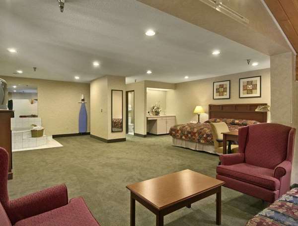 Suite - Baymont Inn & Suites Tuscola - I-57, Exit 212