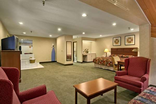 Suite - Baymont Inn & Suites Tuscola - I-57, Exit 212