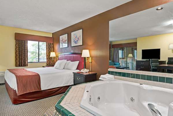 Suite - Baymont Inn & Suites Jeffersonville