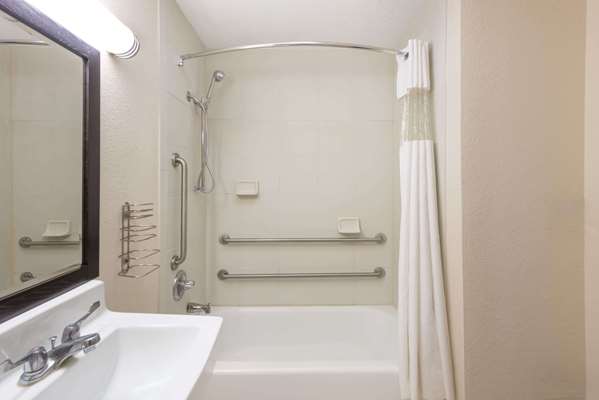  - Baymont Inn & Suites Metropolis