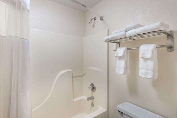 - Baymont Inn & Suites Metropolis