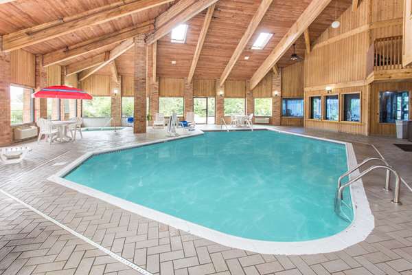 Pool - Baymont Inn & Suites Muskegon