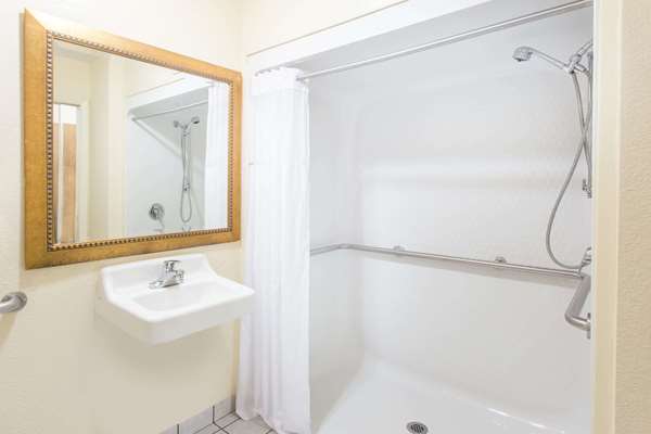  - Baymont Inn & Suites Muskegon