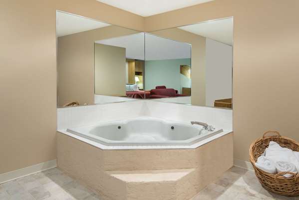 Suite - Days Inn Wooster