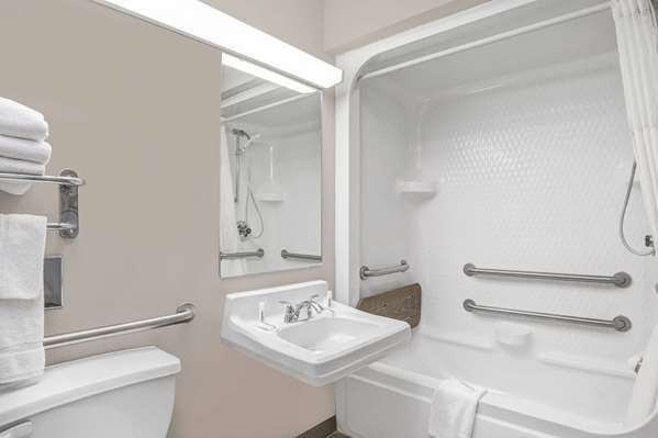  - Baymont Inn & Suites San Marcos - I-35, Exit 200