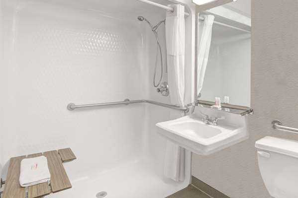  - Baymont Inn & Suites San Marcos - I-35, Exit 200