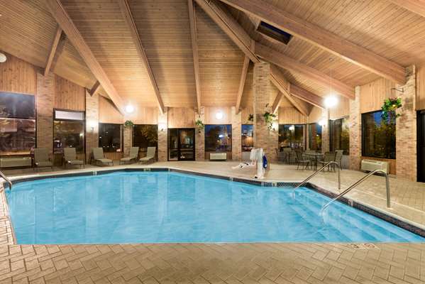 Pool - Baymont Inn & Suites Zanesville