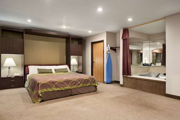  - Super 8 Hotel East Green Bay