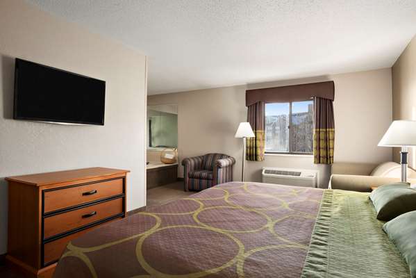 Suite - Super 8 Hotel East Green Bay