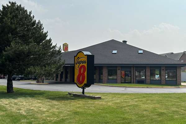 Exterior view - Super 8 Hotel East Green Bay