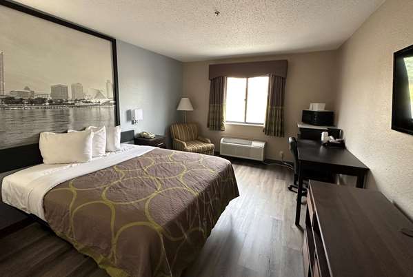  - Super 8 Hotel East Green Bay