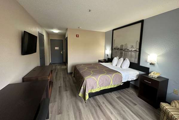  - Super 8 Hotel East Green Bay
