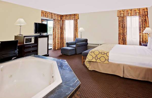 Suite - Baymont Inn & Suites Downtown Battle Creek