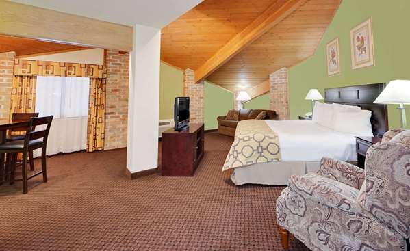 Suite - Baymont Inn & Suites Downtown Battle Creek